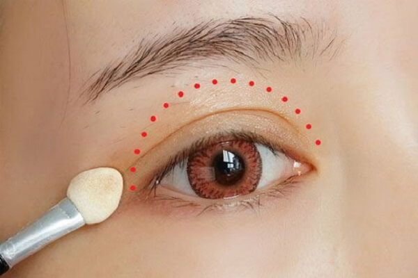 Dùng màu phấn mắt màu be phủ lên toàn bộ khu vực mắt – Cách trang điểm mắt đẹp tự nhiên
