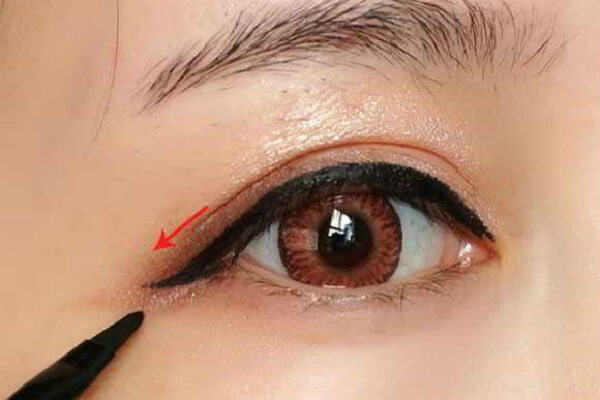 Dùng bút kẻ mí mắt kẻ – Cách trang điểm mắt đẹp tự nhiên