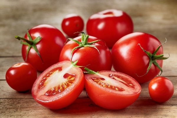 100gr cà chua chứa khoảng 18 calo