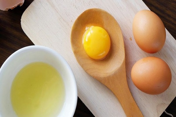 ăn trứng luộc tốt hơn ăn trứng sống