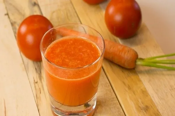 nước ép cà rốt và cà chua