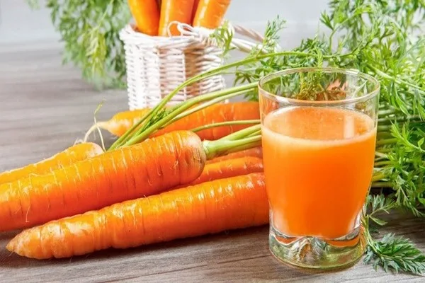 uống nước ép cà rốt giúp giảm cân