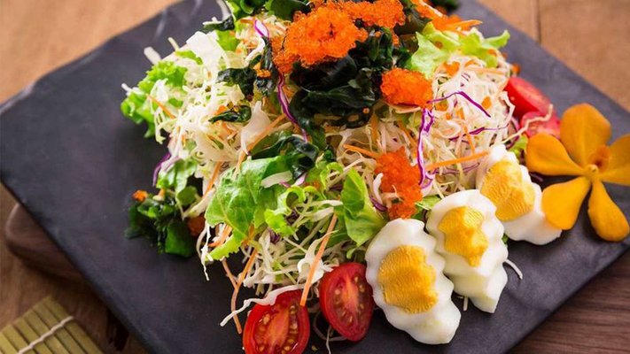 salad trứng cá hồi